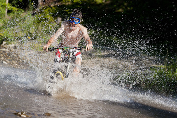 Mountainbiker rides to the water