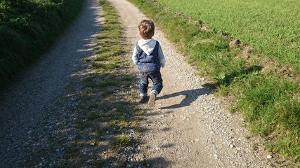 Junge läuft auf weg