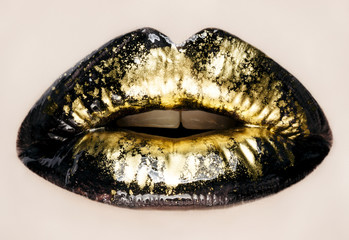 Naklejka premium Black and gold lips close up, macro photography