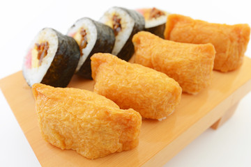 おいしそうな太巻きと稲荷