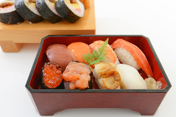 おいしそうなお寿司と太巻き