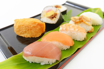 おいしそうなお寿司と太巻き