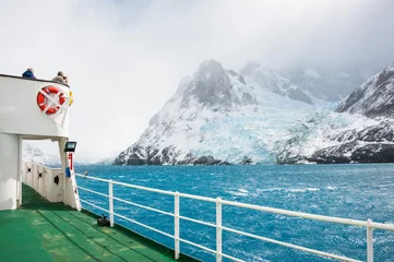 Rolgordijnen Cruise ship in Antarctica © ykumsri