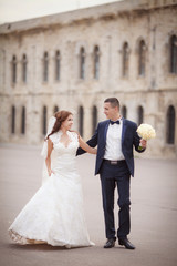 Naklejka premium wedding bride groom kissing love couple marrige