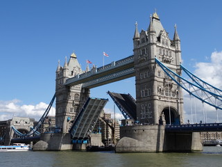 Fototapeta na wymiar Tower Bridge London geöffnet