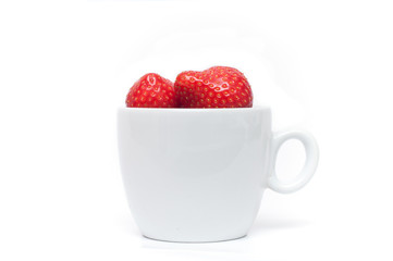tasse de café remplie de fraises