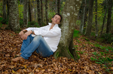 Uomo d'affari dorme sotto un albero