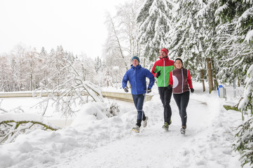 Jogger-Gruppe im Winter