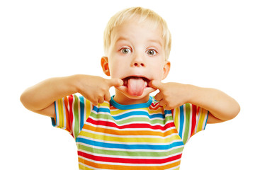 Kind zieht Grimasse mit rausgestreckter Zunge - obrazy, fototapety, plakaty