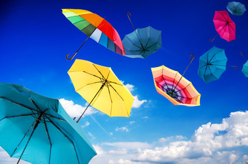 Sonniger Sommer-Tag mit bunten, fliegenden Schirmen :)