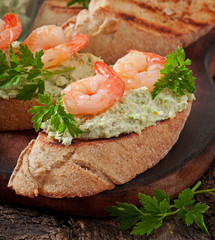 Bruschetta with a paste of green peas and shrimps