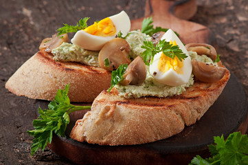 Bruschetta with a paste of green peas, mushrooms and egg