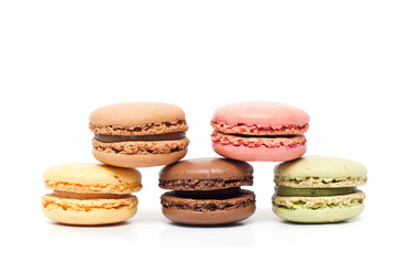 assortiment de macarons sur fond blanc