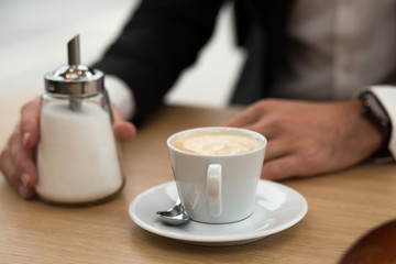 Kaffee und Zucker auf Bürotisch