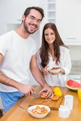 Obraz na płótnie Canvas Young couple preparing a healthy breakfast
