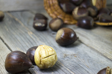 Castagne su tavolo di legno