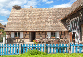 Maison ancienne alsacienne et nid de cigognes, Alsace