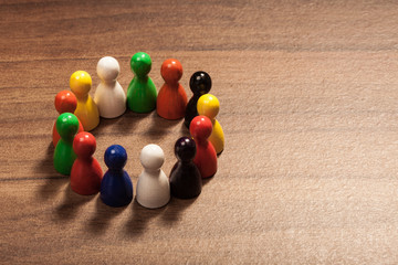 Diversität Konzept, Freundeskreis, Spielfiguren auf Holz Tisch