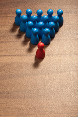 Vor der Gruppe, Konzept mit Spielfiguren auf Holz