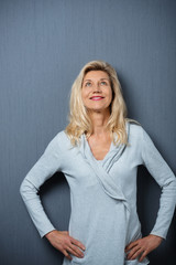 entschlossene frau schaut nach oben