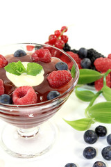 rote Grütze mit Vanillesoße und Zitronenmelisse