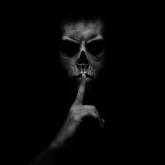 Fotobehang Boze man gebaren stilte, rustig geïsoleerd op zwarte achtergrond © rangizzz