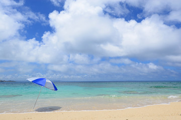 美しいビーチとパラソル