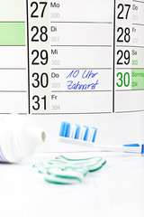 Kalender mit Zahnarzt Termin und Zahnhygiene Artikel