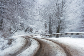Obraz premium abstract speed road in winter forest