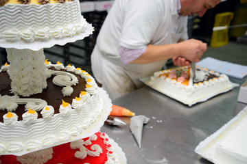 Development and production in a traditional pastry.