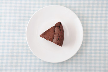 お皿にのせた チョコレート ケーキ ガトー ショコラ テーブルクロス