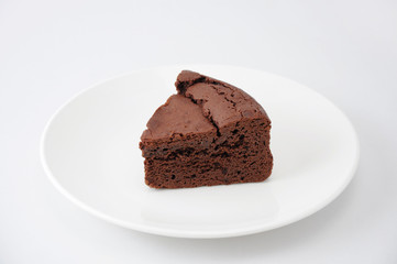 お皿にのせた チョコレート ケーキ ガトー ショコラ 白背景