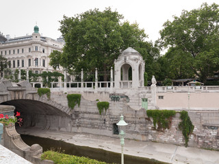 Fototapeta premium Promenade am Wienfluß im Wiener Stadtpark