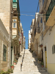 Kleine Gasse mit Treppe in Senglea, Malta