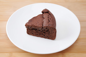お皿にのせた チョコレート ケーキ ガトー ショコラ テーブル