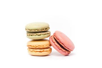 assortiment de macarons sur fond blanc
