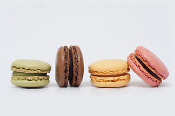 assortiment de macarons sur fond blanc