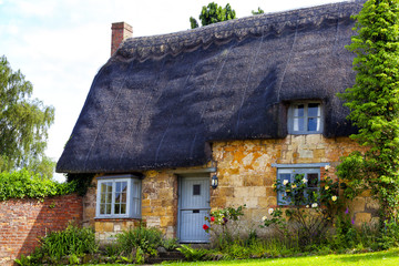 Fototapeta na wymiar Traditional Old English Cottage with Thatched Roof