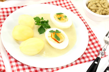 gekochte Senfeier mit Kartoffeln