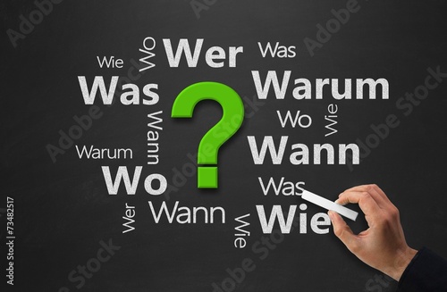 "Wichtige Fragen versammelt ums Fragezeichen" Stockfotos und