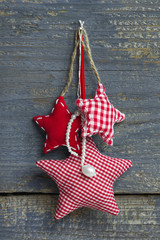 Drei von Hand genähte Weihnachtssterne rot weiß kariert
