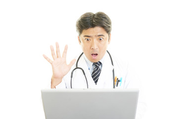 驚いた表情の医師