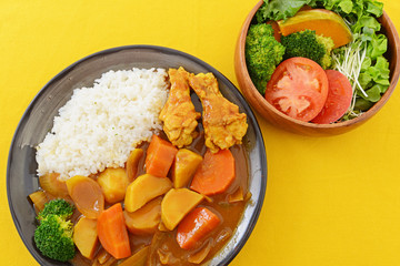 新鮮なサラダとカレーライス