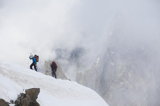 Fototapeta alpinisti in cordata sul monte bianco