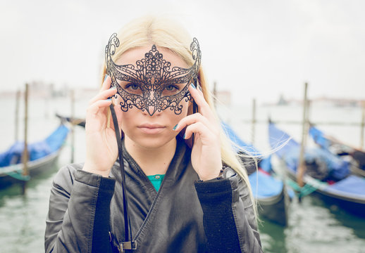 woman with mask in venice