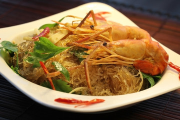 Casseroled prawns/shrimps with glass noodles