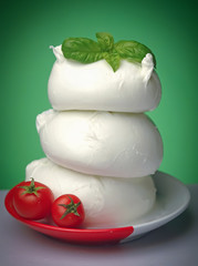 fresh mozzarella, tomatoes and basil © Marzia Giacobbe