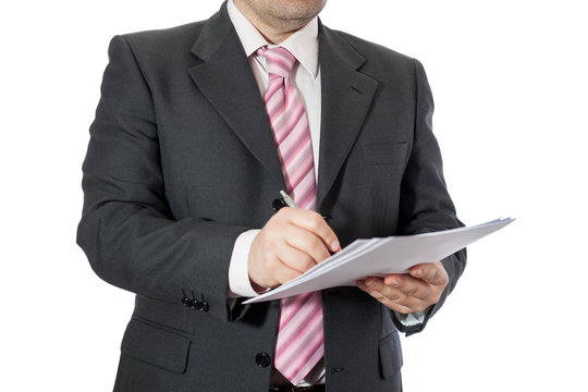 Uomo in ufficio che firma documenti