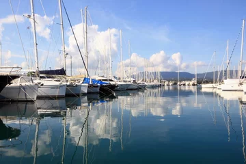 Crédence de cuisine en verre imprimé Sports nautique yachts et bateaux au port
