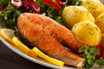 Fried salmon and vegetables